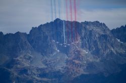 Gli 8 alpha jet delle frecce tricolore francesi in volo fra i monti di Saint Hilaire du Touvet, Francia, durante la Icare Cup - © J. Photos / Shutterstock.com
