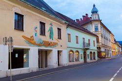 Gli affreschi sulla facciata di un edificio di Leoben, Austria. Passeggiando per il centro storico della cittadina se ne possono ammirare alcuni scorci pittoreschi - © Ververidis Vasilis ...