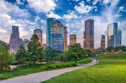 Gli alti grattacieli di Houston, Texas, all'imbrunire (USA).

