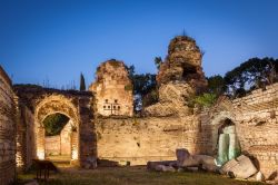 Gli antichi bagni romani di Odessos, Varna, Bulgaria. In questa immagine, i resti delle terme di epoca romana fotografati di sera.
