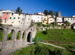 Gli antichi edifici del borgo medievale di Barga, provincia di Lucca, Toscana.
