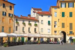 Gli antichi edifici di Piazza dell'Anfiteatro a Lucca, Toscana. L'accesso alla piazza è reso possibile attraverso 4 porte a volta di cui solo una però, quella più ...