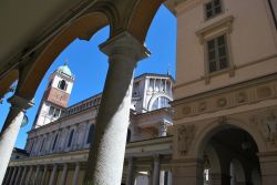 Gli antichi portici che conducono alla piazza del duomo a Novara, Piemonte, Italia.

