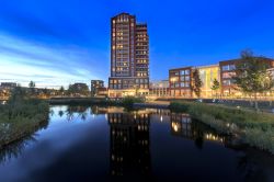 Gli appartamenti "de Elementen" visti di notte sul Heemkanaal di Zoetermeer, Olanda.

