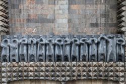 Gli Aspostoli del santuario di Nostra Signora di Arantzazu scolpiti nel 1950 da Jorge Oteiza a Onati, Paesi Baschi, Spagna - © Santi Rodriguez / Shutterstock.com