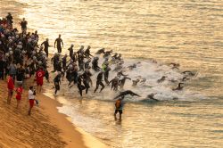 Gli atleti della competizione di triathlon sulla spiaggia di Calella, Spagna - © Pavel Burchenko / Shutterstock.com



