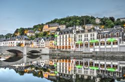 Gli edifici di Bouillon riflessi nelle acque del fiume Semois (Belgio) - © Frans Blok / Shutterstock.com