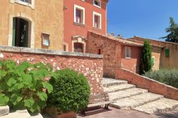 Gli edifici di Roussillon (Francia) hanno le infinite sfumature di giallo, rosso, arancio e rosa dell'ocra. Fino al secolo scorso l'attività estrattiva di questo pgmento naturale ...