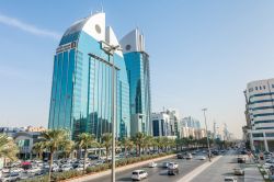 Gli edifici gemelli dell'Alinma Bank nella città di Riyadh, Arabia Saudita. Sono costruiti a forma di pesce - © Victor Jiang / Shutterstock.com