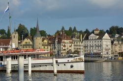 Gli eleganti palazzi antichi affacciati sul lago a Lucerna (Svizzera). Quarto della nazione per dimensione, il lago ha una forma contorta con pieghe e rami che conducono alla città e ...