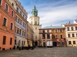 Gli eleganti palazzi di Piazza del Mercato con la Torre dei Trinitari nella città di Lublino, Polonia - © Diana Kot / Shutterstock.com