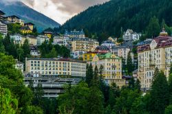 Gli hotel della località sciistica di Bad Gastein, Austria. La città ha ospitato numerose gare internazionali sia di sci alpino che nordico - © trabantos / Shutterstock.com ...