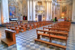 Gli interni della chiesa di Gesù a Montepulciano, Toscana, Italia. Iniziata nel 1691 da Giovan Battista Arrigoni, la chiesa venne poi ristrutturata da Andrea Pozzo e completata nel 1730 ...