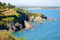 Gli scogli del Collioure vicino ad Argeles-sur-Mer: qui inizia al Cote Vermeille dove i Prienei si gettano nel Mar Mediterraneo