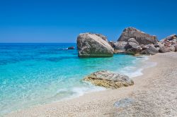 Gli scogli della spiaggia del Principe a Arzachena, Sardegna. E' una delle zone più belle di tutta la Costa Smeralda nonchè una delle spiagge più romantiche della Sardegna.



 ...