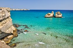 Gli scogli delle due sorelle alla spiaggia di Torre dell'Orso in Puglia, Salento