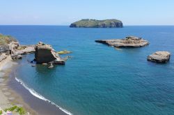 Gli scogli di Cala Nave, isola di Ventotene, sullo sfondo Santo Stefano