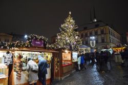 Gli stalli colmi di idee regalo ai mercatini di Natale di Brno in Moravia, Repubblica Ceca