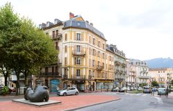 Gli uffici del Century 21 in Place du Revard a Aix-les-Bains, Francia. Questo centro immobiliare americano si trova nella piazza centrale del paese a pochi minuti a piedi dal Casino Grand Cercle ...