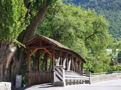 Glorenza, Alto Adige. Il toponimo attestato come "Glurnis" nel 1163 e "Glurns" nel 1228, deriva da colurnus, una variante del latino corylus con il significato di nocciolo. ...