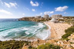Veduta di Golden Bay a Mellieha, Malta. La sabbia dorata, come indica bene il nome stesso, caratterizza quest'angolo della baia di Mellieha. Situata in mezzo alla natura, la spiaggia offre ...