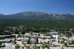 Golden, British Columbia, Canada. Veduta della cittadina con lo sfondo delle montagne.



