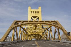 Golden Tower Bridge a Sacramento, California - Questo ponte che attraversa il fiume Sacramento e collega le due sponde della città è stato progettato inizialmente con una lunghezza ...