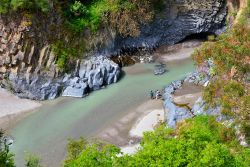 Gole dell'Alcantara, Sicilia, Italia. La particolarità di questa gola consiste nella struttura delle pareti create da colate di lava basaltica.
