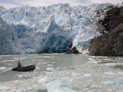 Dalla barca si può raggiungere la zona del fronte del ghiacciaio San Rafael, evitando però di avvicinarsi troppo, per l'elevato rischio di crollo di grossi blocchi o di interi ...