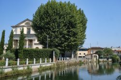 Gorgonzola, provincia di Milano, Lombardia. Uno scorcio del canale della Martesana e della chiesa dei santi Gervaso e Protaso.



