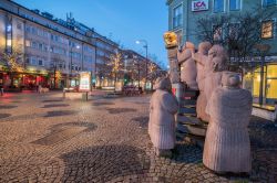 Gossip square con la scultura del Golden Calf a Norrkoping, Svezia - © Rolf_52 / Shutterstock.com