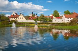 La città di Visby conta circa trentamila ...