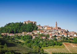 Panorama di Govone, in provincia di Cuneo e il suo Castello Reale Patrimonio UNESCO - © Daniela Pelazza  / Shutterstock.com