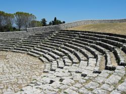 Gradinate del Teatro Greco di Akrai, Palazzolo Acreide, Sicilia. Diversamente da quello di Siracusa, il teatro di Akrai (in questa immagine le gradinate come le vediamo oggi) è stato ...