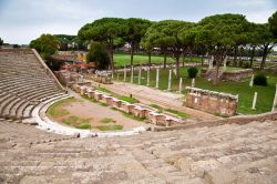 Gradini dell'anfiteatro e mausoleo a Ostia Antica, Roma (Lazio). Secondo la tradizione fu il re di Roma Anco Marzio a fondare la città di Ostia nel 620 a.C. per sfruttare le saline ...