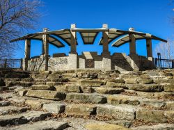 Gradini in pietra e una tettoia al Kaw Point Park vicino a Kansas City, Missouri.
