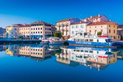 Grado, le case colorate si riflettono sulle acque della marina. Siamo in Friuli venezia Giulia - © Rsphotograph / Shutterstock.com