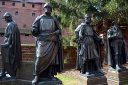 Statue dei Gran Maestri, Castello di Malbork: si trovano nel grande spiazzo del Castello Basso e rappresentano alcuni tra i più importanti Gran Maestri Teutonici. La cerimonia d'inaugurazione ...