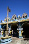 Particolare di tempio indiano a Grand Baie, isola di Mauritius - Dettaglio delle decorazioni che impreziosiscono questo tempio hindu di Grand Baie, una delle attrazioni turistiche più ...