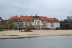 Grand Hotel, Sopot: come in molte città di mare, l'immancabile Grand Hotel è il luogo dove soggiornano i personaggi illustri in visita. Qui, negli anni della Polonia socialista, ...
