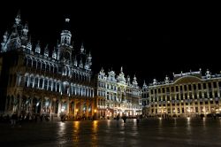 Grand Place, Bruxelles: la principale piazza della città è un vero spettacolo. Turisti da tutto il mondo l'affollano soprattutto di giorno per ammirare l'architettura dei ...
