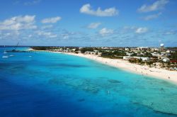 Grand Turk è una piccola isola dell'arcipelago di Turks and Caicos, ma è tra le più conosciute dato che qui fanno spesso tappa le grandi navi in Corciera nei Caraibi. ...