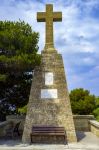 Grande croce in muratura al santuario di Santa Maria di Leuca, Puglia. Una targa in marmo riporta lo stemma del Vaticano mentre sull'altra è incisa una preghiera.
 