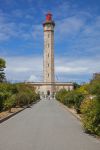 La strada d'asfalto che porta al Grande Faro delle Balene vista in una giornata di sole, isola di Ré, Francia.


