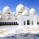 La Grande Moschea dello Sceicco Zayed è candida e elegante fuori, sfarzosa e riccamente decorata all'interno, dove possono pregare fino a 41 mila fedeli. Basti pensare che contiene ...