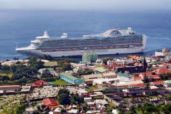 Una grande nave da crociera al porto di Roseau, isola di Dominica, Mar dei Caraibi. E' il territorio insulare più verde dei Caraibi soprannominato l'isola della natura - © ...