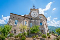 Il grande orologio della Fortezza dei Borgia a Subiaco, provincia di Viterbo, Lazio. Opera di Giuseppe Ravaglia, l'orologio venne fatto installare da papa Pio VI° sul nucelo originario ...