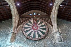 La grande sala del Castello di Winchester con una riproduzione della tavola rotonda di Re Artù - © PlusONE / Shutterstock.com