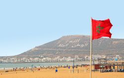 La grande spiaggia di Agadir in Marocco richiama ...