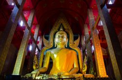 La grande statua dorata del Buddha seduto al tempio di Wat Pine, nella provincia di Ang Thong, Thailandia.